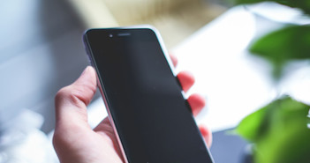 iPhone Tutorial: Die besten iOS8 Tipps zum Stromsparen (Video) apple_iphone_6_hand_702_334